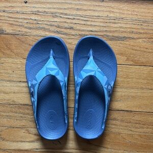 Oofos sandal size 37
